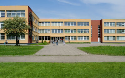 Schade aan kunststof gietvloeren in schoolgebouw