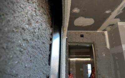 Kromme houten platen door vochtige omstandigheden