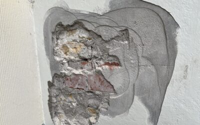 Schade aan monumentale gevelafwerking: vocht en scheuren vragen om doordacht herstel